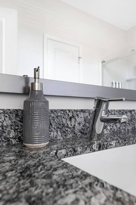 Stylish New Condo In Concord Extérieur photo