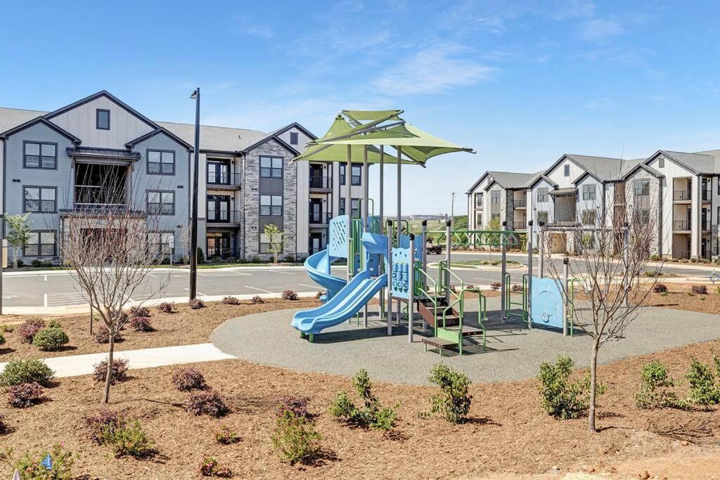 Stylish New Condo In Concord Extérieur photo