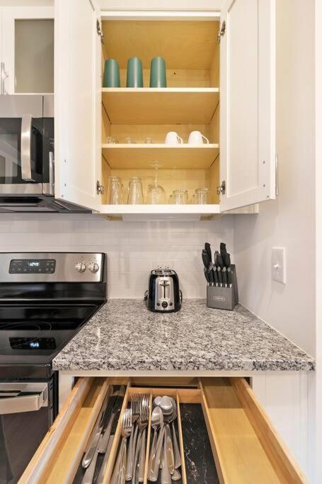Stylish New Condo In Concord Extérieur photo