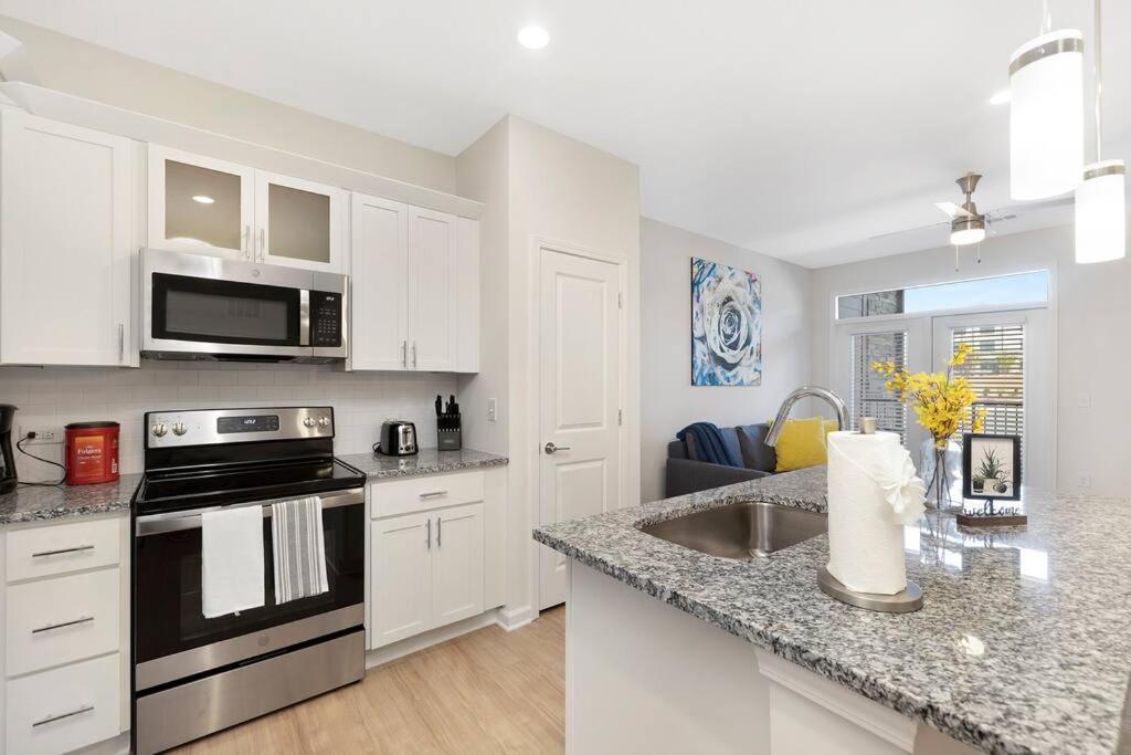 Stylish New Condo In Concord Extérieur photo