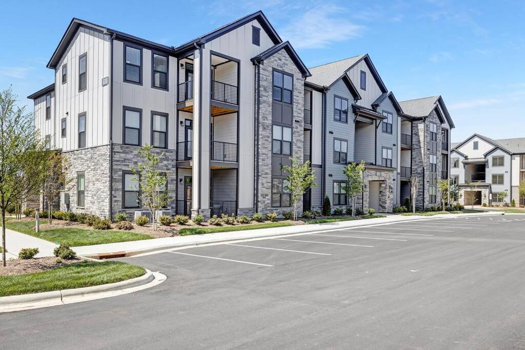 Stylish New Condo In Concord Extérieur photo